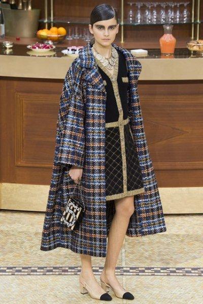 Chanel--coat-trend-fall-2015-winter-2016-25