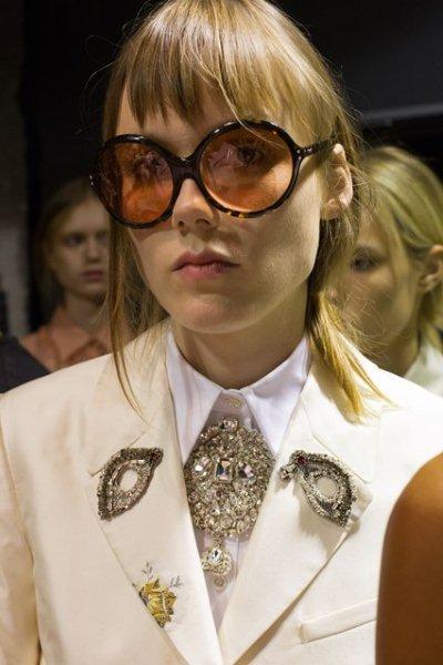 fashion-trend-Brooches-Are-Back-spring-summer-2016-6