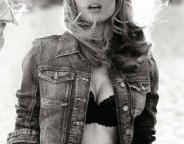 Blond-hair-blue-jeans-by-mario-testino-for-vogue-germany-1