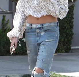 Hailey Baldwin-Boyfriend-Jeans-Like-a-Celebrity-1